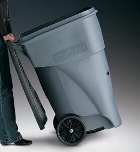 30 gallon wheeled garbage can with lid