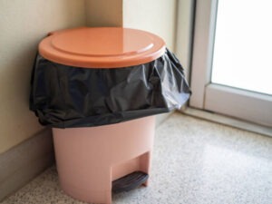 bathroom tarsh bin with plastic lid
