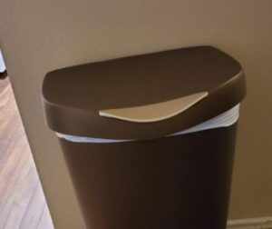 umbra 084200-125 13 gallon trash can with lid